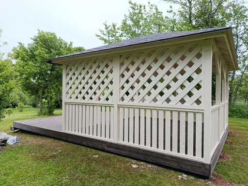 4x4,5 m valge puidust paviljon — elegantne aiapaviljon terrassi ja kauni disainiga