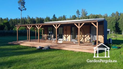 Majaga ühendatud looduslikust puidust veranda avara katusega terrassiga