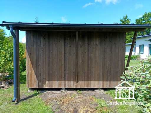 3x6 m looduslikust puidust aiamajake, kaetud 3x4 m katusega