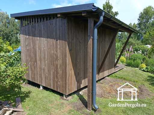 3x6 m looduslikust puidust aiamajake, kaetud 3x4 m katusega