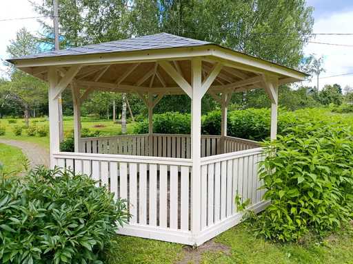 Kuuepoolne puidust paviljon — hubane aiapaviljon põranda ja katusega