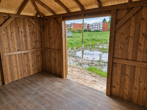 3 × 4,5 m eritellimusel valmistatud puidust aiakuur kahepoolsete ustega